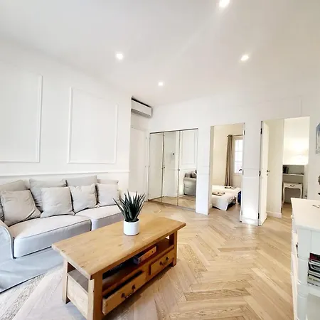 Le Petit Four Jardin - Dans Le Vieil *