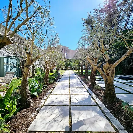 Le Petit Four Jardin - Dans Le Vieil