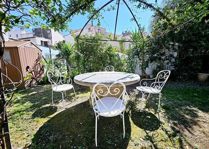 Le Petit Four Jardin - Dans Le Vieil *