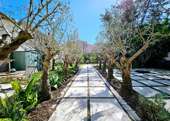 Le Petit Four Jardin - Dans Le Vieil